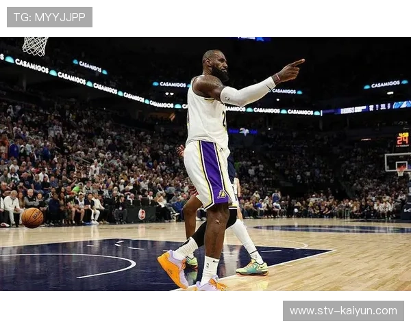 詹姆斯赛后与裁判交流争议判罚，录像回放引热议