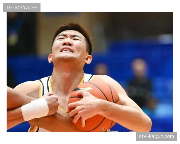 特写：赵继伟赛后搀扶抽筋的孙铭徽离场，赛场对手亦是国家队战友